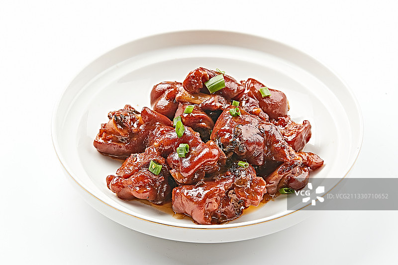 白色瓷盘装的酱香红烧猪蹄块图片素材