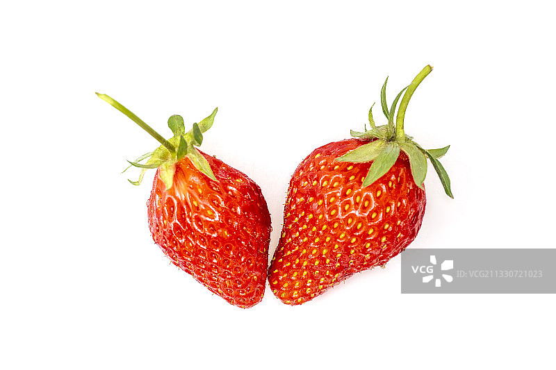 棚拍白色背景的有机新鲜草莓图片素材