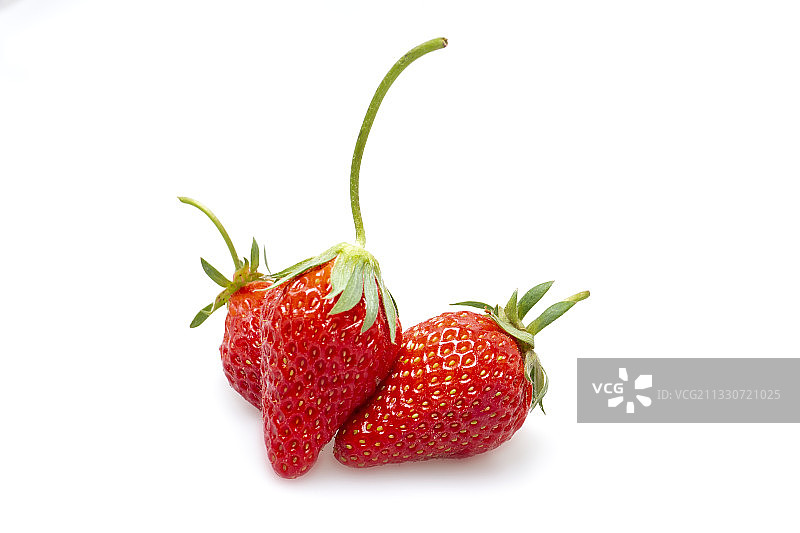 棚拍白色背景的有机新鲜草莓图片素材