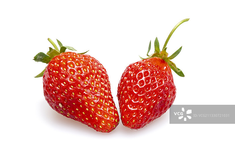 棚拍白色背景的有机新鲜草莓图片素材