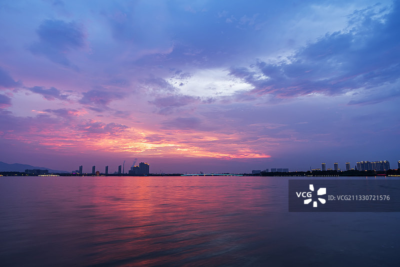 江苏宜兴公园湖泊暮色图片素材