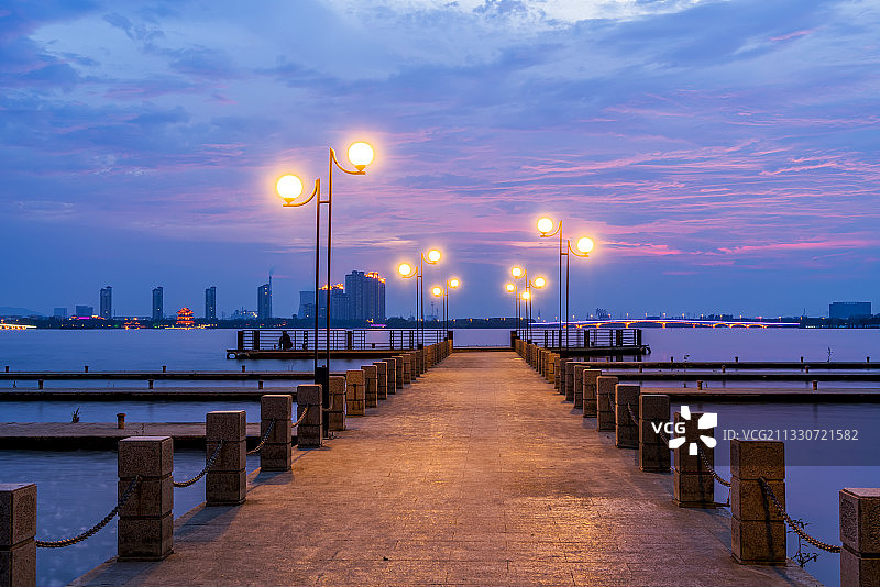 江苏宜兴公园湖泊暮色图片素材