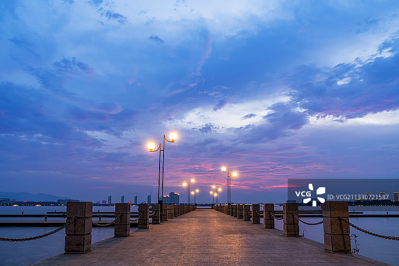 江苏宜兴公园湖泊暮色图片素材