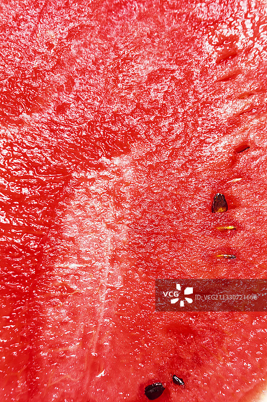 棚拍白色背景的有机新鲜西瓜图片素材