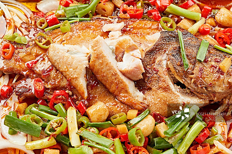 不锈钢铁盘装的安徽名菜臭鳜鱼图片素材