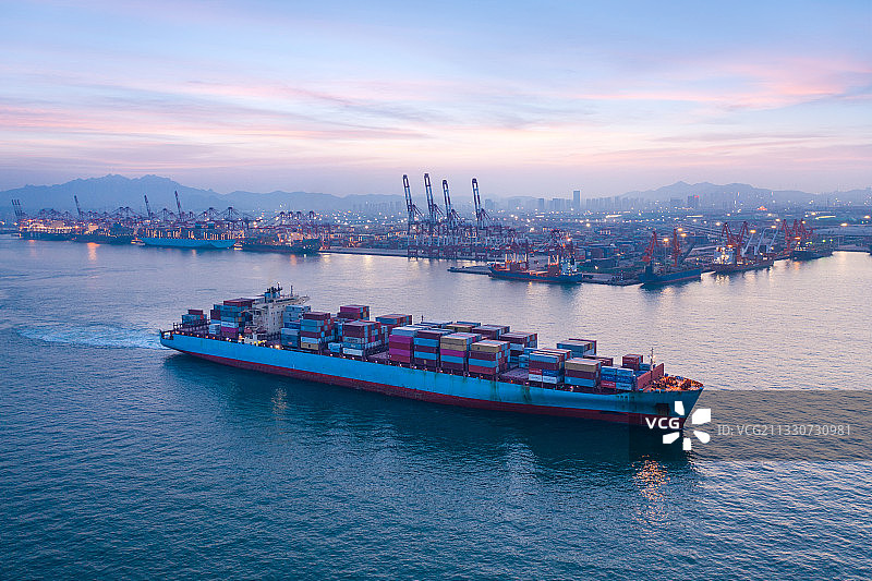行驶出海港的货船图片素材