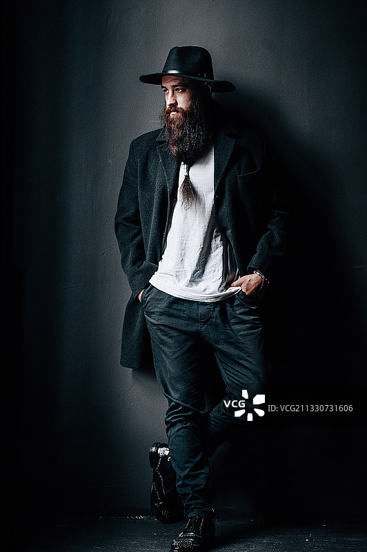 戴帽子靠墙站立的男子肖像，乌克兰图片素材