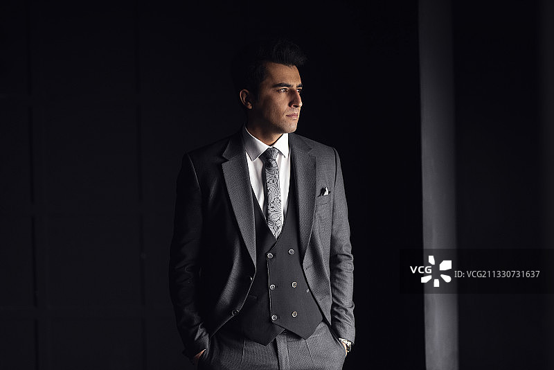 商人看着黑色背景图片素材