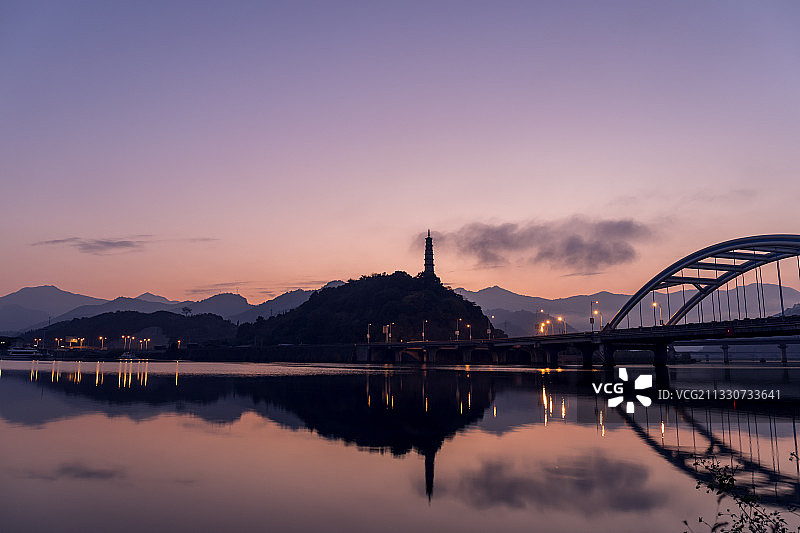 南明湖夏河塔早晨蓝调时刻图片素材