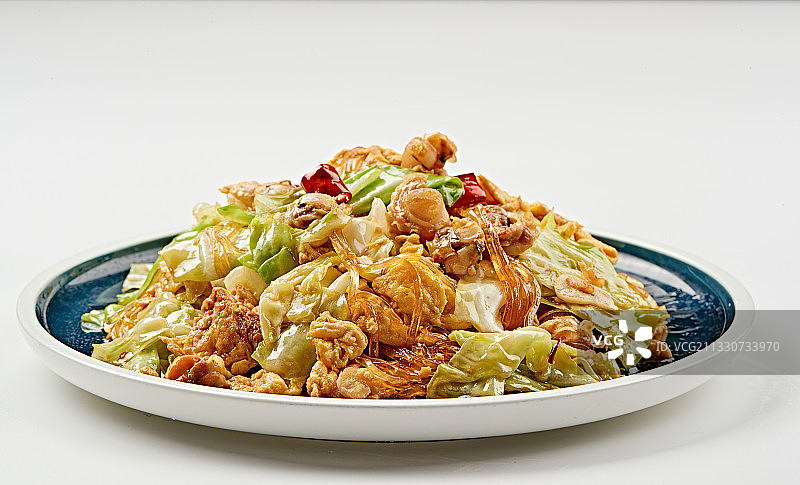 青釉瓷盘装的扇贝丁水晶粉鸡蛋爆手撕包菜图片素材