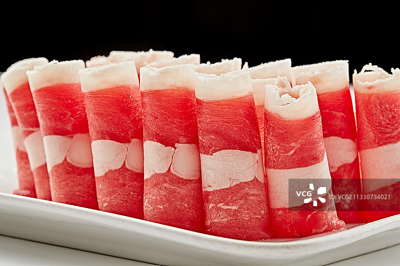 精美餐具装的高级肥牛切片图片素材