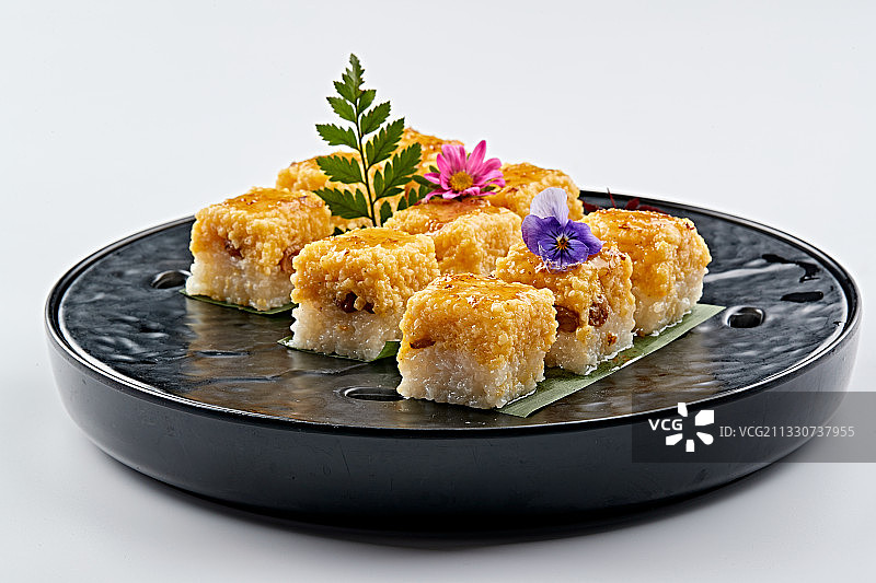 精美餐具装的桂花蜜双色黍米糯糕图片素材