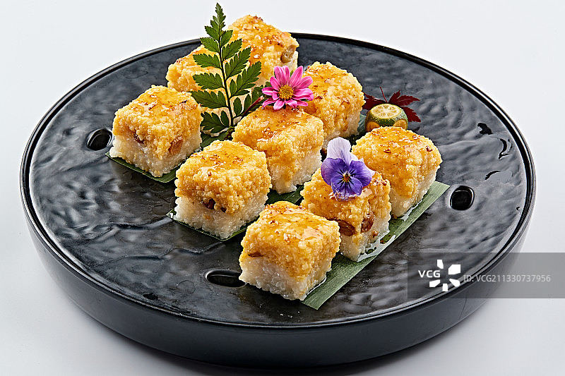 精美餐具装的桂花蜜双色黍米糯糕图片素材