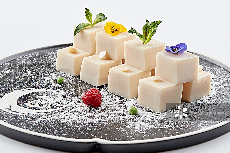 精美餐具装的自制杏仁豆腐图片素材