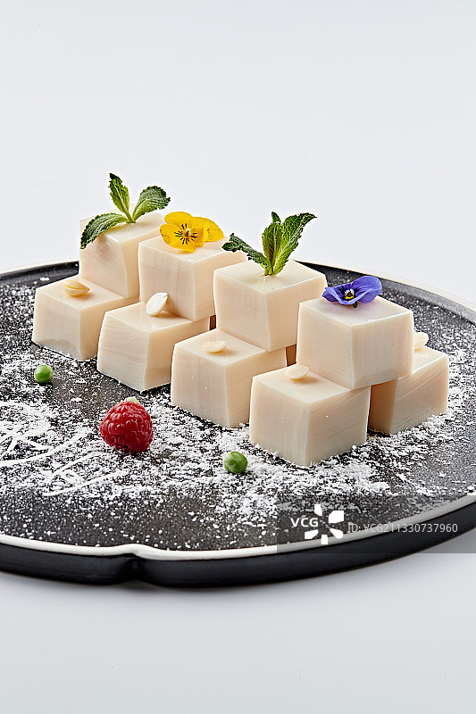 精美餐具装的自制杏仁豆腐图片素材