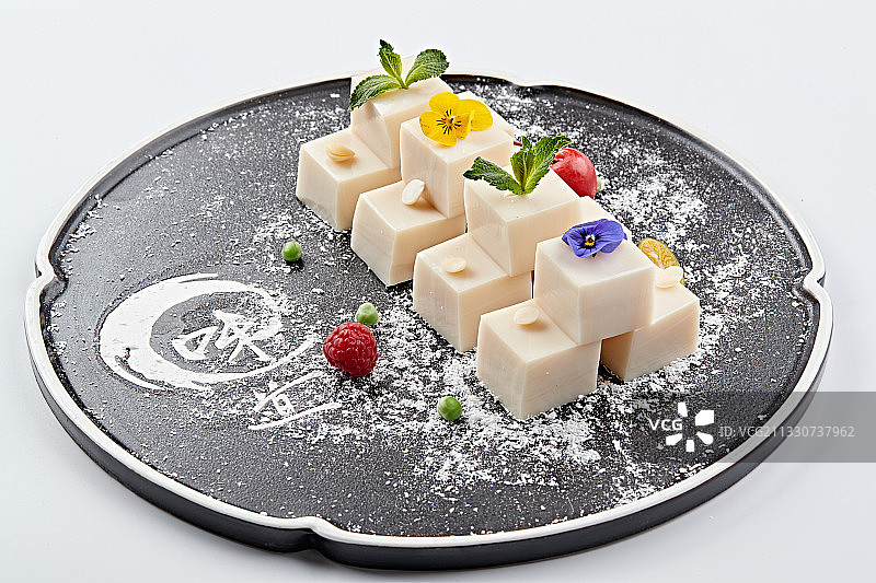 精美餐具装的自制杏仁豆腐图片素材