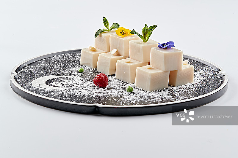 精美餐具装的自制杏仁豆腐图片素材