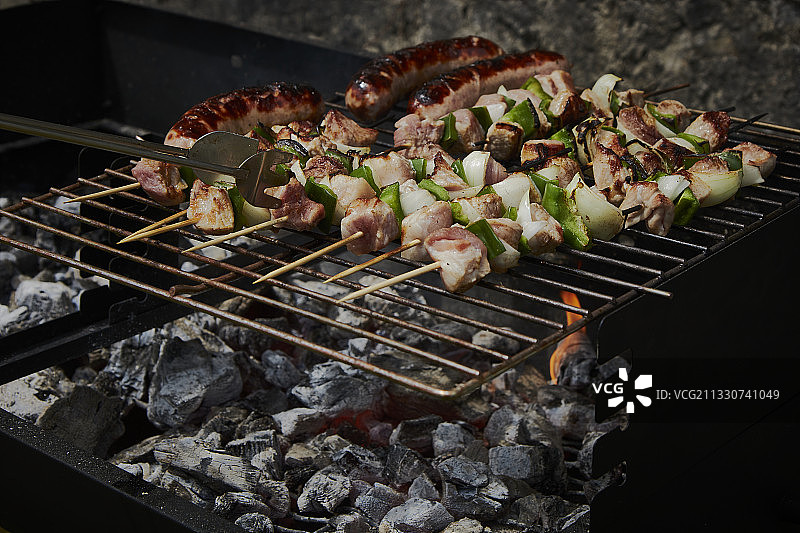烤肉架上的肉的特写图片素材