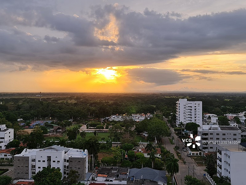 日落时高楼的高角度视角图片素材