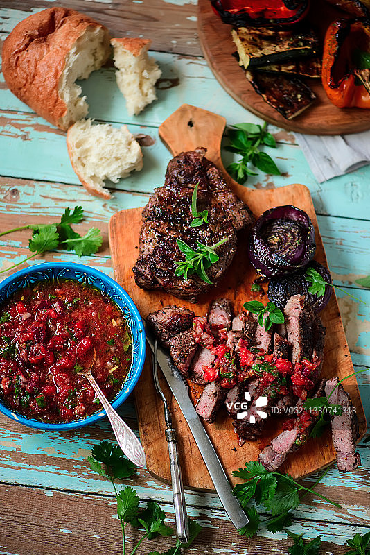 高角度的食物在桌子上图片素材