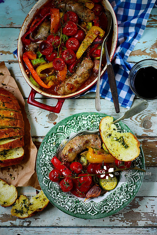 高角度的食物在桌子上图片素材