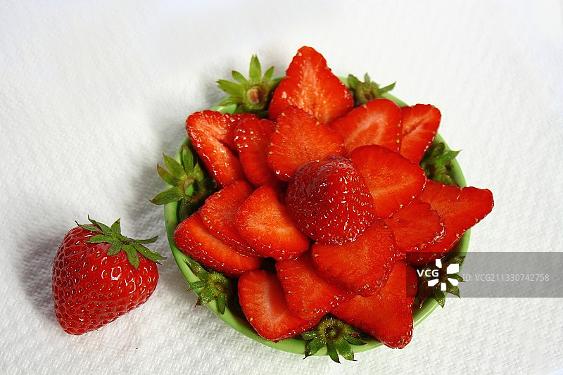 匈牙利久拉桌上的草莓特写图片素材