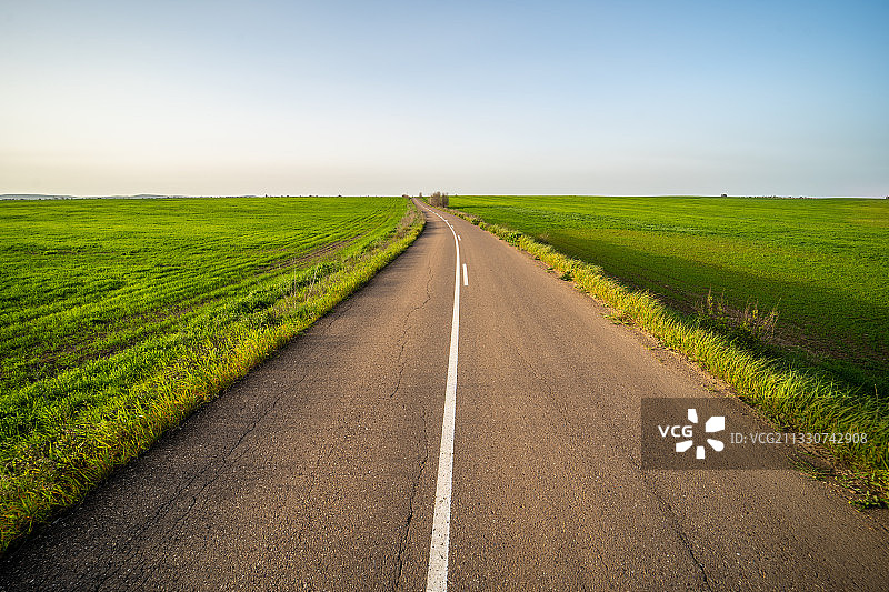 空旷的道路在田野中对着天空图片素材