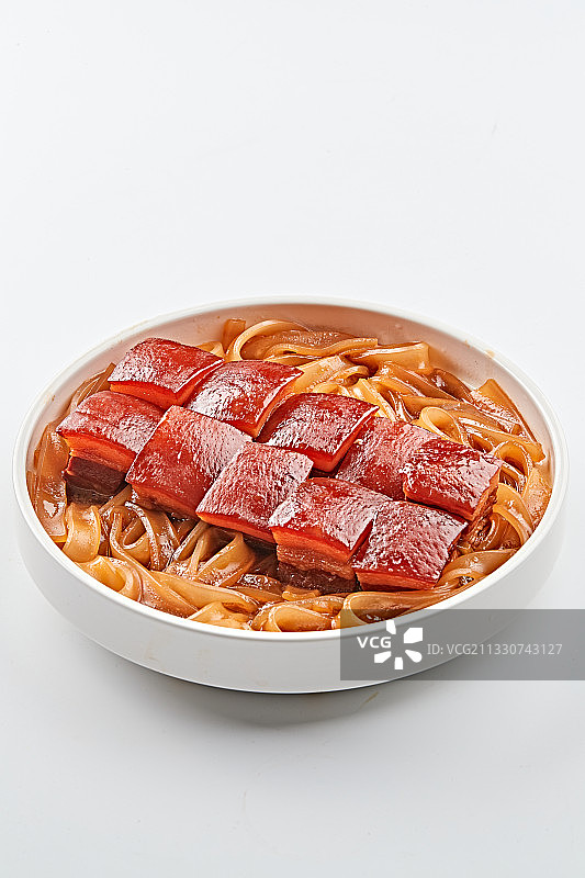白色瓷盘装的宽粉巧炖红烧肉图片素材