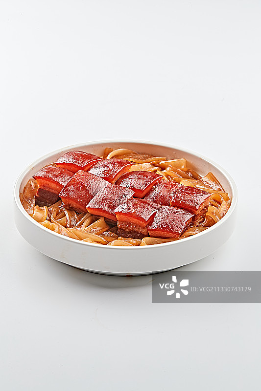 白色瓷盘装的宽粉巧炖红烧肉图片素材