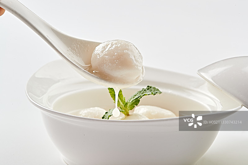 白色瓷汤盅装的香糯桂鱼圆图片素材