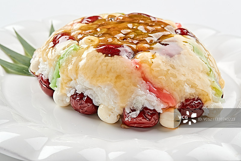 白色瓷盘装的婚宴甜品糯米八宝饭图片素材