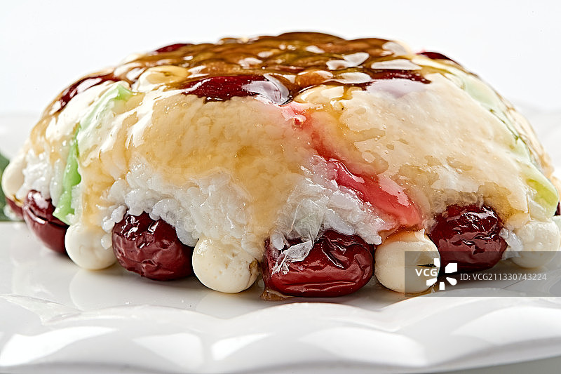 白色瓷盘装的婚宴甜品糯米八宝饭图片素材