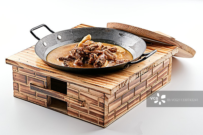 精美餐具装的农家铁锅山药鱼鱼炖柴鸡图片素材