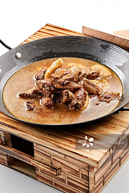 精美餐具装的农家铁锅山药鱼鱼炖柴鸡图片素材