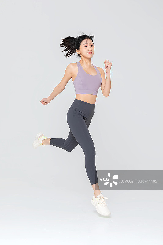 身着运动装锻炼的亚洲女孩图片素材