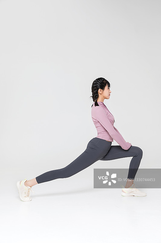 身着运动装锻炼的亚洲女孩图片素材