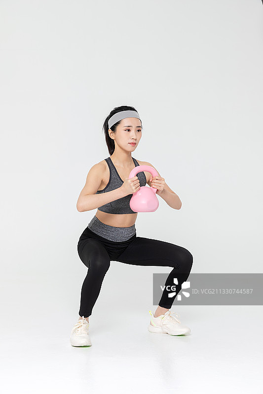 身着运动装锻炼的亚洲女孩图片素材
