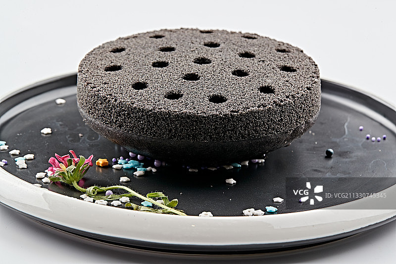 精美餐具装的竹炭粉黑米面蜂窝米糕图片素材