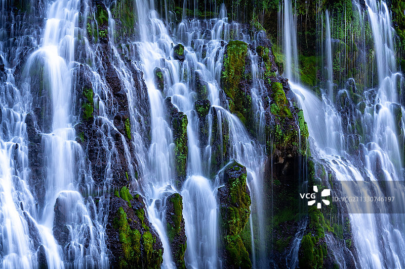 美国加利福尼亚州伯尼瀑布森林风景图片素材