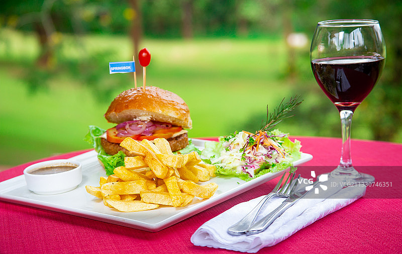 乌干达坎帕拉餐桌上的食物和饮料特写图片素材