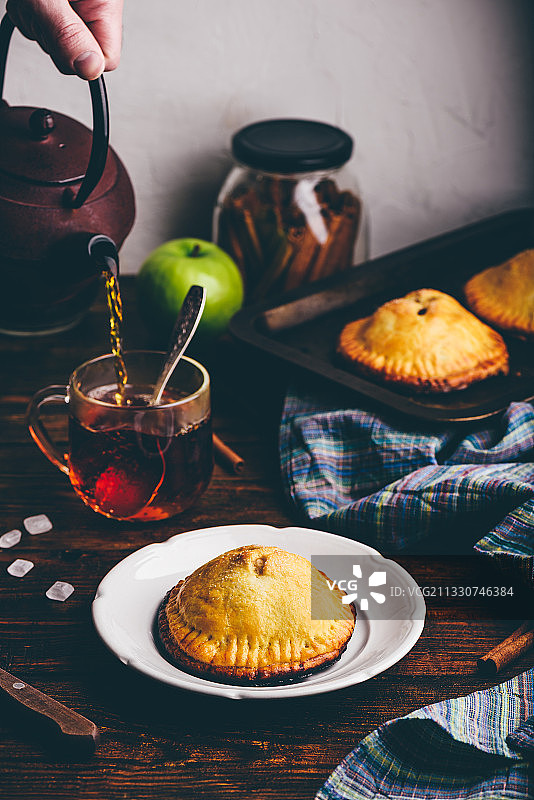 在桌子上将茶倒入杯中图片素材