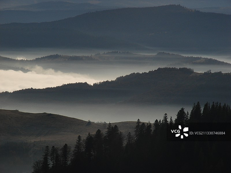 罗马尼亚克卢日天空下的群山剪影景观图片素材