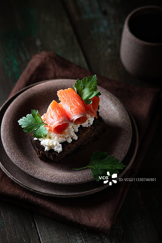 特写寿司在盘子上的图片素材