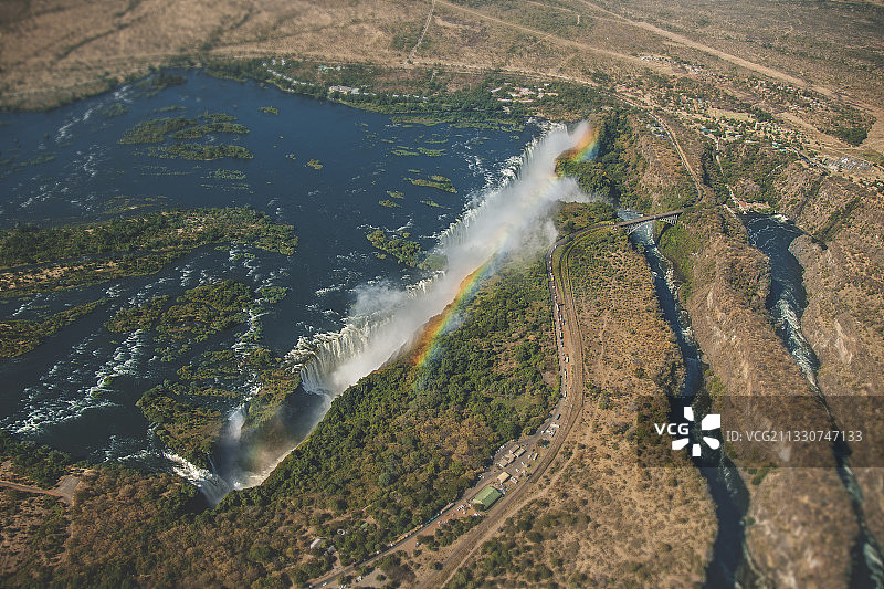 津巴布韦流经岩石的水的高角度视图图片素材