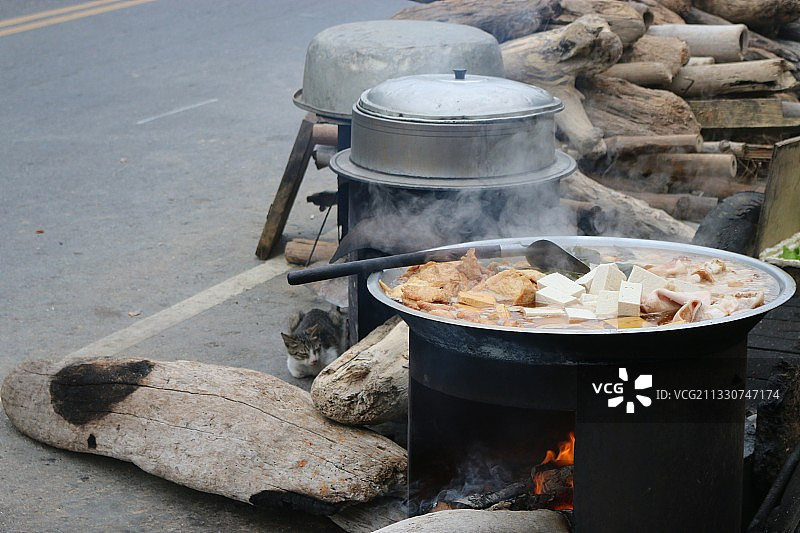 炉子上烹饪的食物特写图片素材