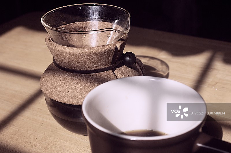 桌子上的容器特写图片素材