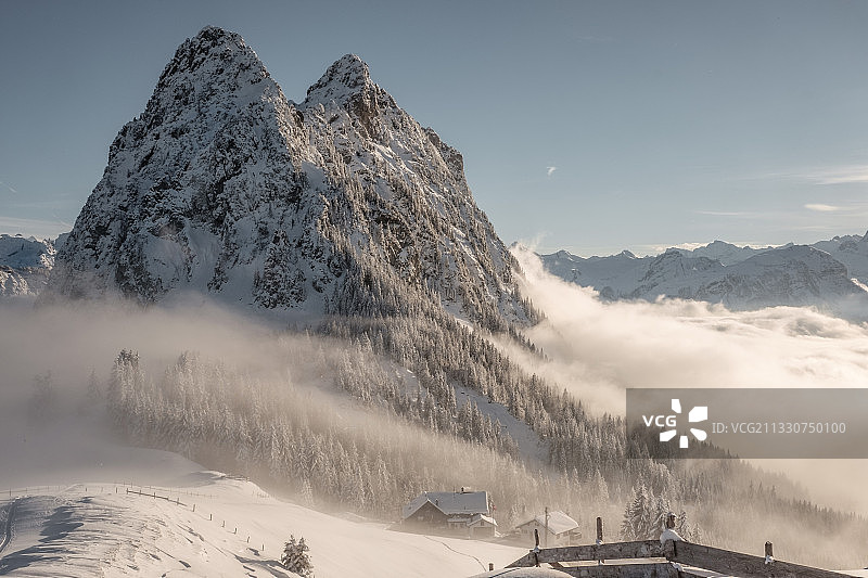 白雪皑皑的山峰映衬着天空图片素材