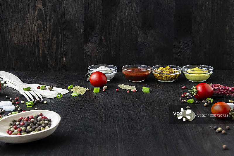 高角度的食物在桌子上图片素材