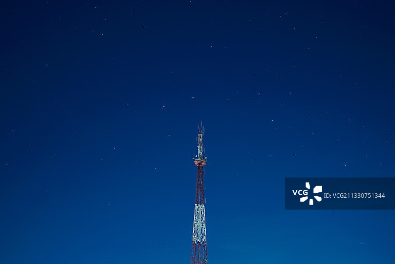 仰视蓝天下的通信塔图片素材