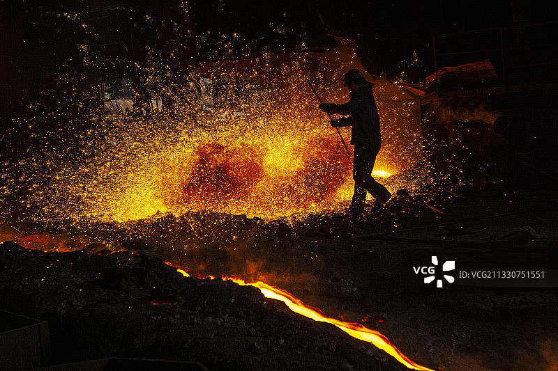炼铁高炉炉前工人在作业图片素材